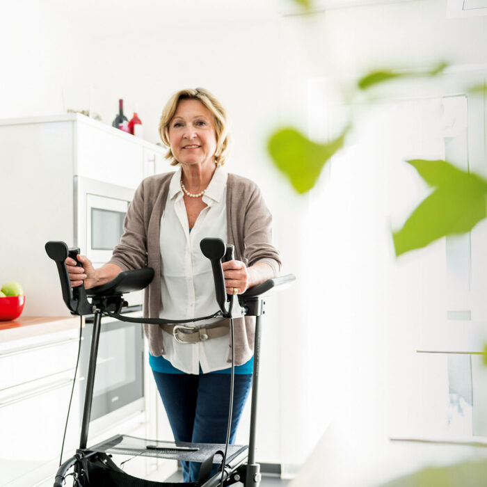 rollator-mit-armauflagen-binder-rehab-ag